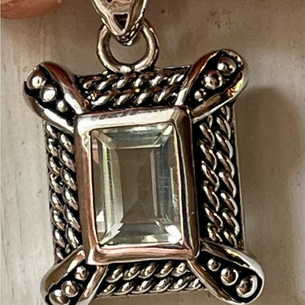 Elegant 925 Silver Pendant with Green Quartz Gemstone